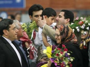 استقبال مقام‌های ایرانی از شهرام امیری در فرودگاه تهران