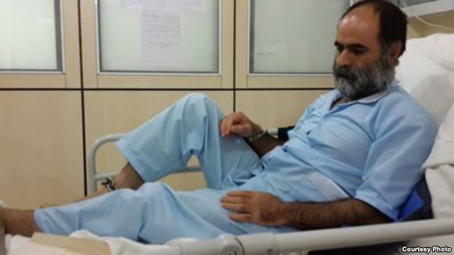 سعید رضوی فقیه در بیمارستان با دستبند و پابند - عکس از سایت «جرس»