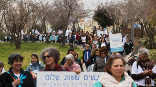 شعارهای فعالان جنبش صلح "زنان شهامت صلح را دارند" از جمله "ما به پیمان صلح رأی می‌دهیم" و "ما زندگی را برمی‌گزینیم" بود