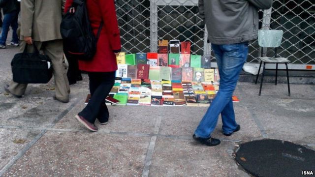 کتاب‌هایی که در ایران اجازه انتشار قانونی ندارند، در شبکه غیرقانونی و بازار زیرزمینی عرضه می‌شوند.