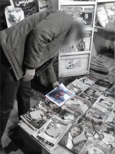 پخش ماهنامه‌ی خط صلح در ایران – ۱۳۹۴ – عکس از آرشیو مجموعه فعالان حقوق بشر در ایران