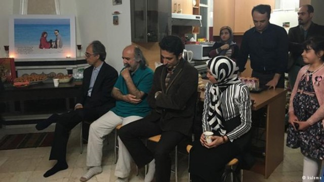 کیوان صمیمی مدیر مسئول ماهنامه توقیف‌شده نامه (دومین نفر از سمت چپ) خود از باسابقه‌ترین زندانیان سیاسی پیش و پس از انقلاب سال ۵۷ است. او آخرین بار یک روز پس از انتخابات بحث‌برانگیز سال ۸۸ دستگیر و پس از شش سال حبس آزاد شد.