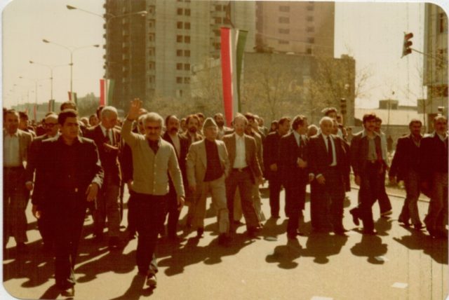 1358 - راهپیمائی اعضای جبهه ملی ایران در خیابان آزادی - در وسط کادر دکتر سنجابی، دکتر موسویان، ادیب برومند
