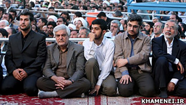 علی مقدم (نفر اول از سمت راست) در کنار دو پسر محمود احمدی‌نژاد