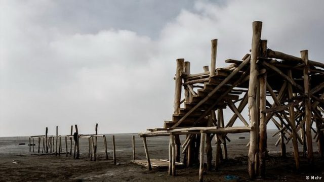 در ساحل ارومیه، آنچه از بندری آباد به جا مانده است