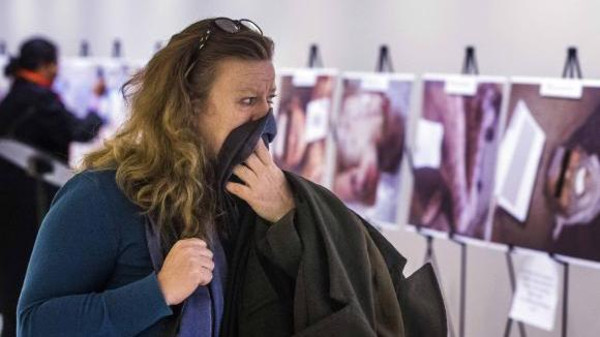 یکی از بازدیدکنندگان نمایشگاه عکس قربانیان سوریه در سازمان ملل