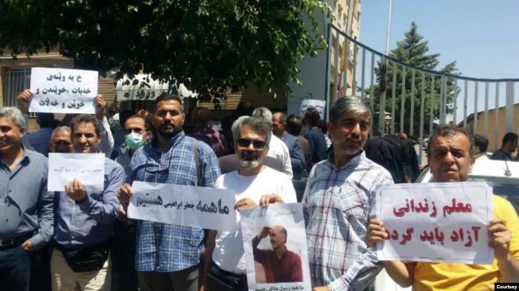 تجمع اعتراضی معلمان کردستان در سنندج معلم زندانی آزاد باید گردد